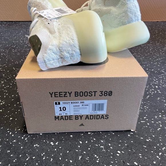 Yeezy Boost 380 CalGlo Size 10 fits Women’s 9-9.5 - Picture 9 of 9